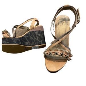 NWT Buckle metallic wedge gold/brown size 7.5